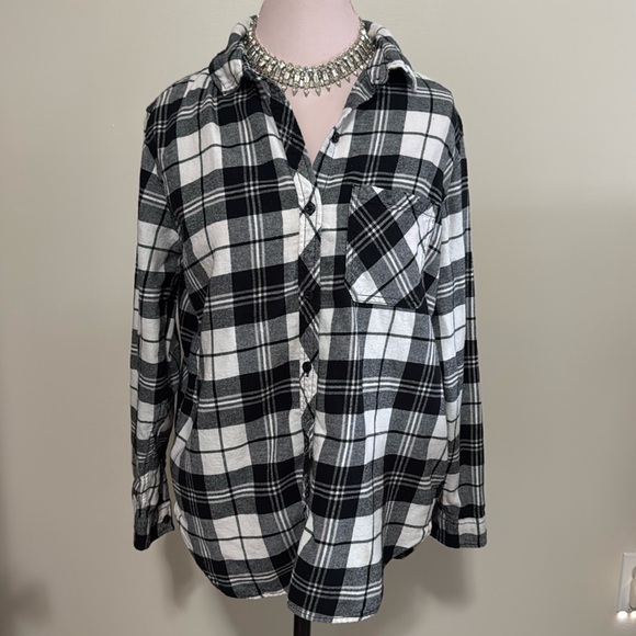 GAP Tops - GAP black & white 100% cotton flannel button up in size Large